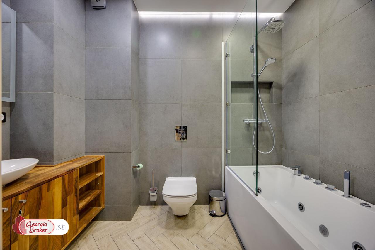 продается квартира с новым ремонтом 4-комнаты